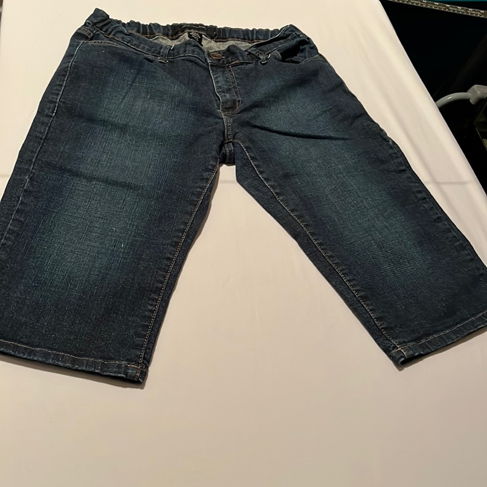Calvin Klein size 12 blue cropped jeans with stretch